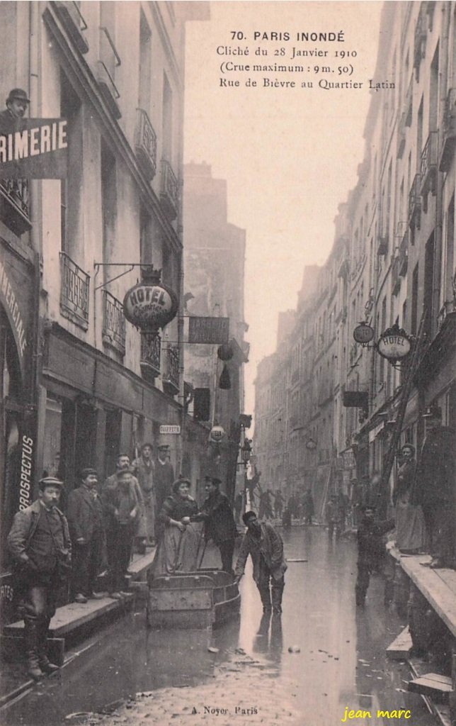 Paris Ve - Paris Inondé - Cliché du 28 janvier 1910 (crue maximum 9m50) - Rue de Bièvre au Quartier Latin.jpg