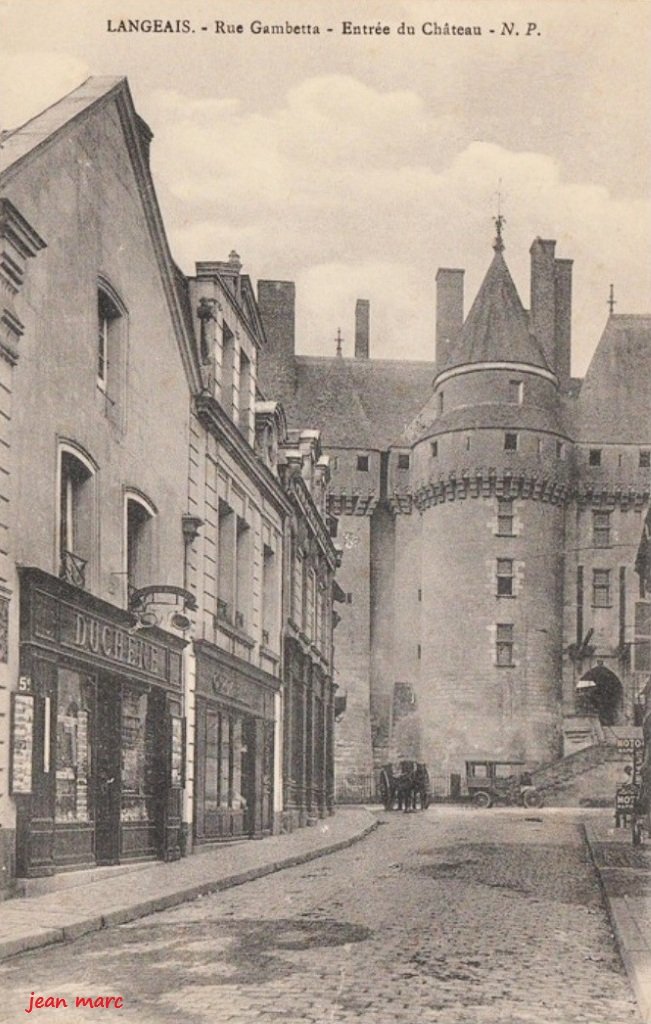 Langeais - Rue Gambetta - Entrée du Château.jpg