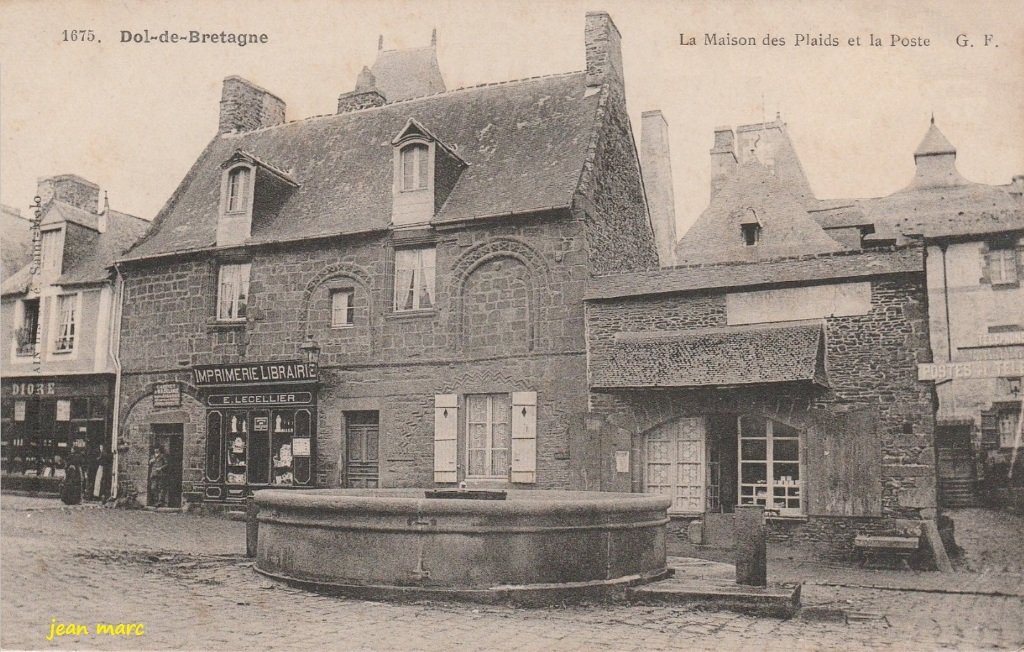 Dol-de-Bretagne - La Maison des Plaids et la Poste.jpg
