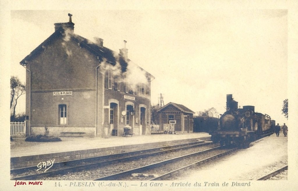 Pleslin - La Gare - Arrivée du train de Dinard.jpg