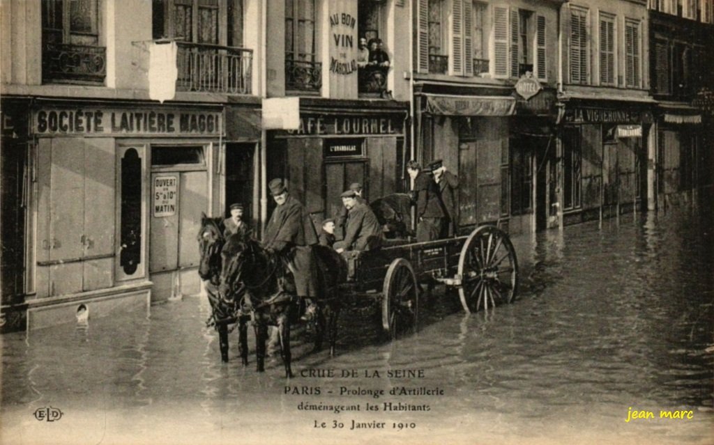 Paris XVe - Rue de Lourmel - Crue de la Seine le 30 janvier 1910 - Prolonge d'Artillerie déménageant les habitants.jpg