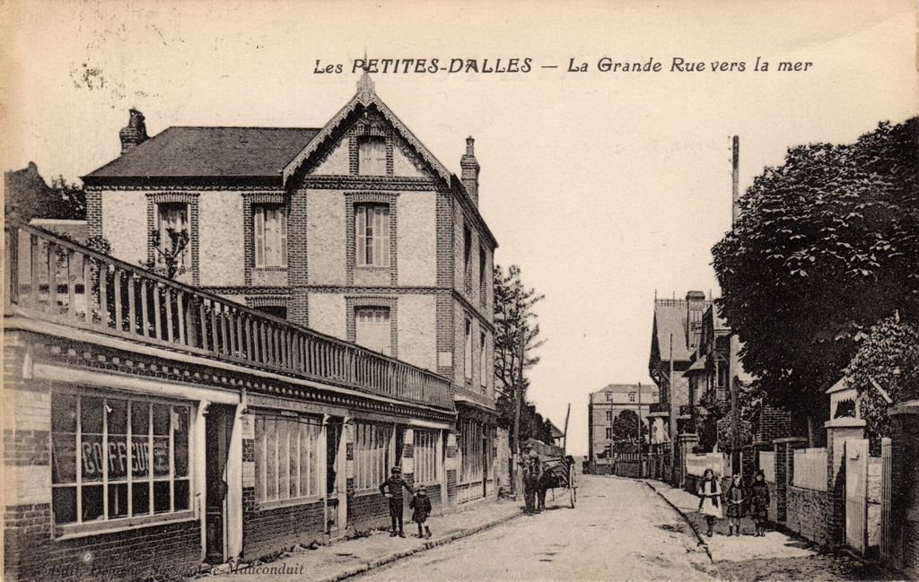 76 - LES PETITES-DALLES - La Grande Rue vers la mer - Edit. Delarue, Sassetot - 19-04-26.jpg