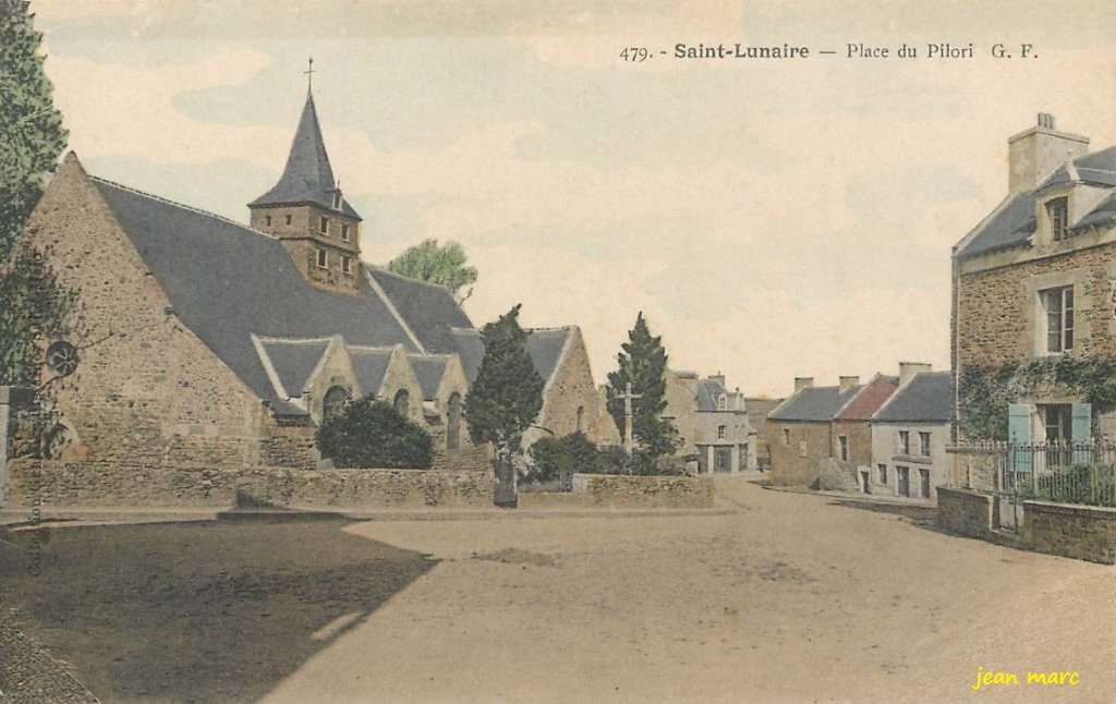 Saint-Lunaire - Place du Pilori.jpg
