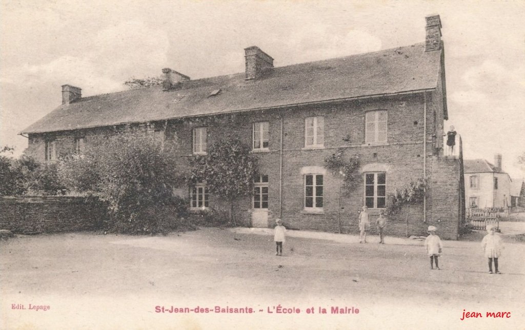 Saint-Jean-des-Baisants - L'École et la Mairie.jpg