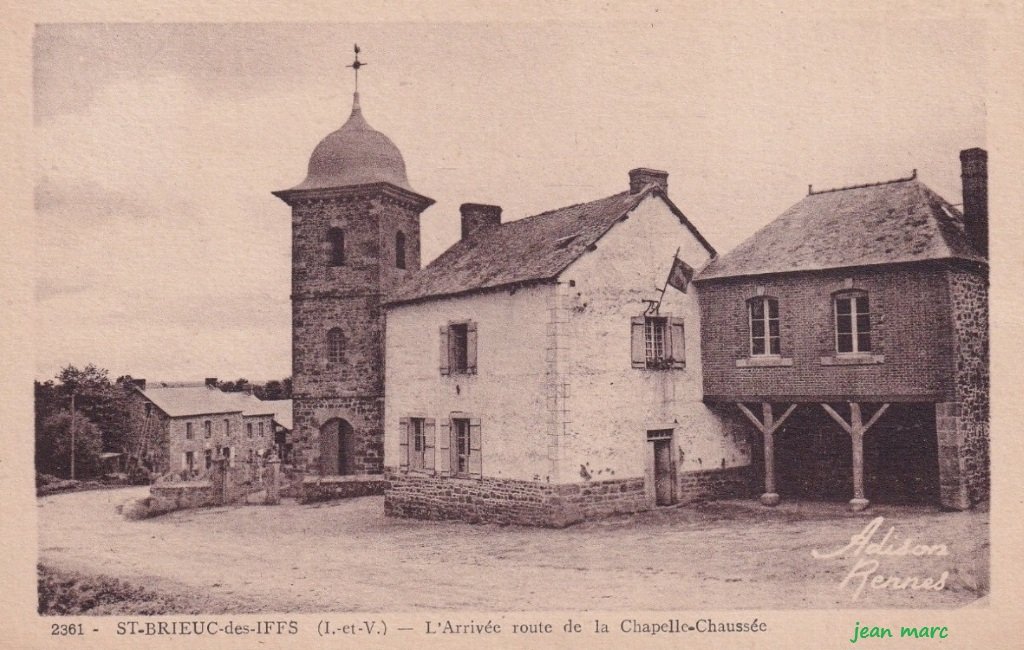 Saint-Brieuc-des-Iffs - L'Arrivée route de la Chapelle-Chaussée.jpg