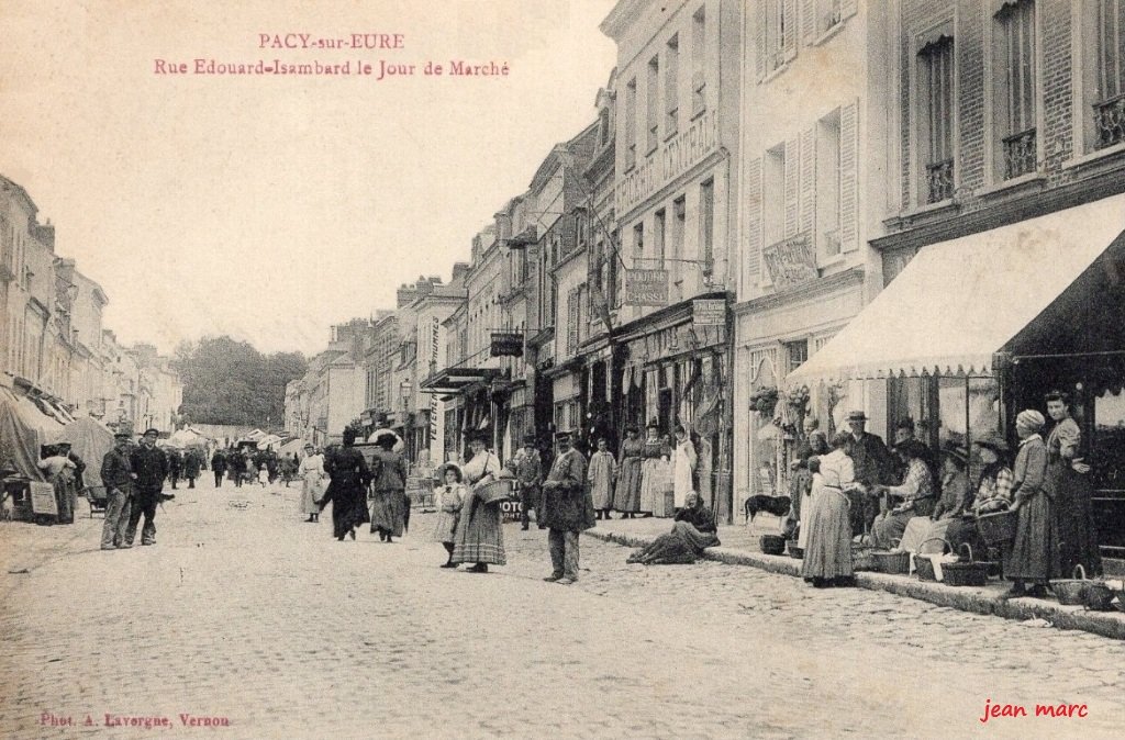 Pacy-sur-Eure - Rue Édouard Isambard le jour du Marché.jpg