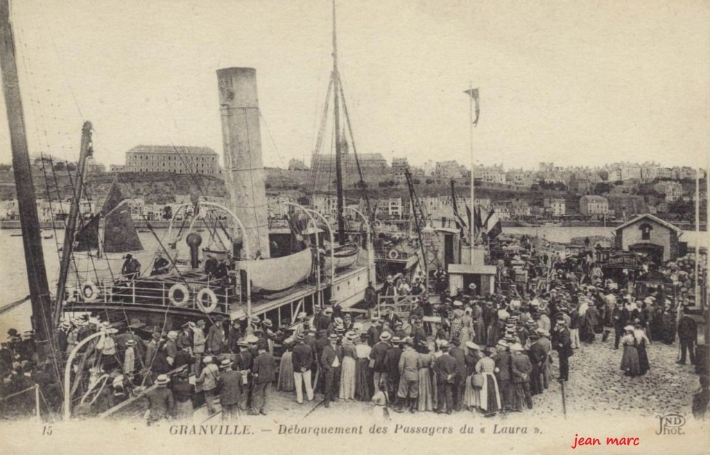 Granville - Débarquement des passagers du Laura.jpg
