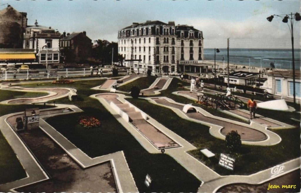 Houlgate - Le Golf miniature, l'Hôtel Miramar et le Essi.jpg
