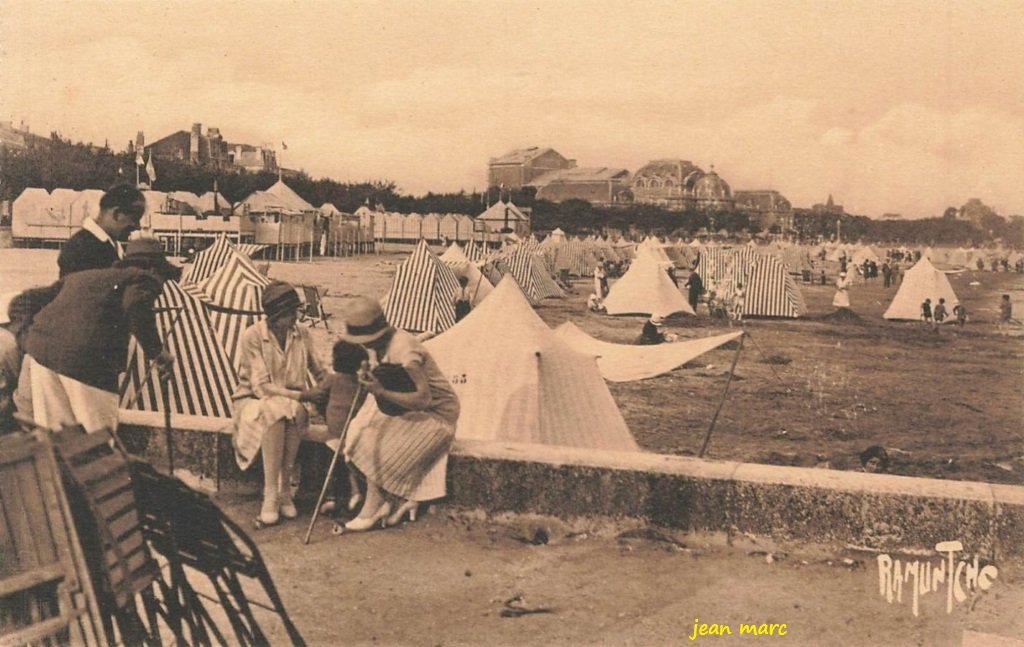 Royan - La Grande Conche vers le Casino.jpg