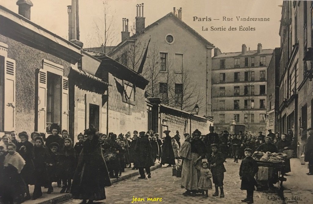 Paris XIIIe - Sortie des Écoles rue Vandrezanne.jpg