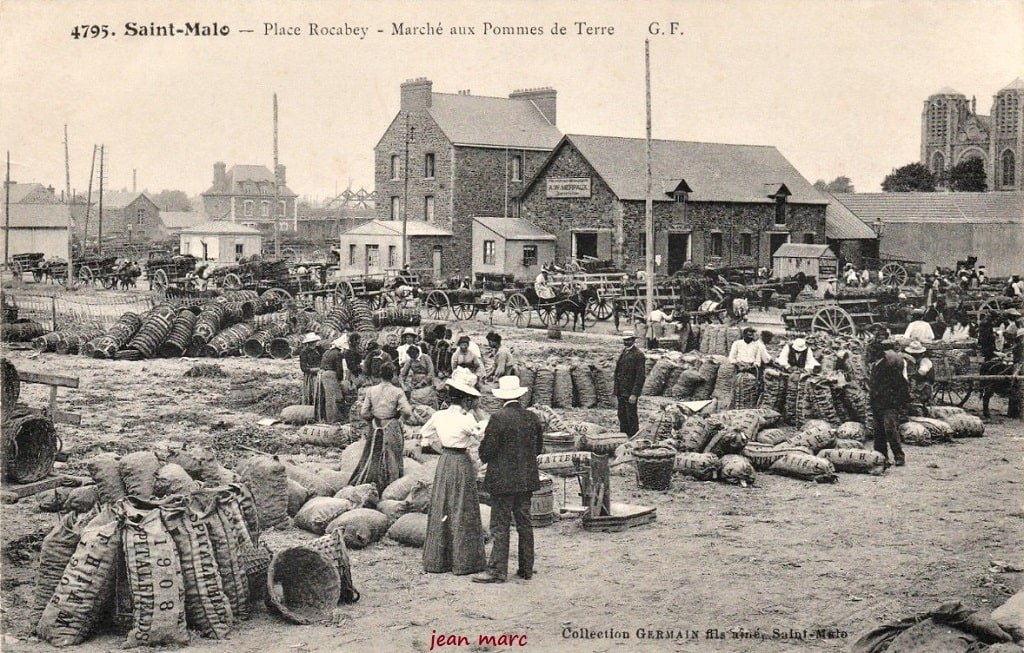 Saint-Malo - Place Rocabey et marché des pommes de terre.jpg