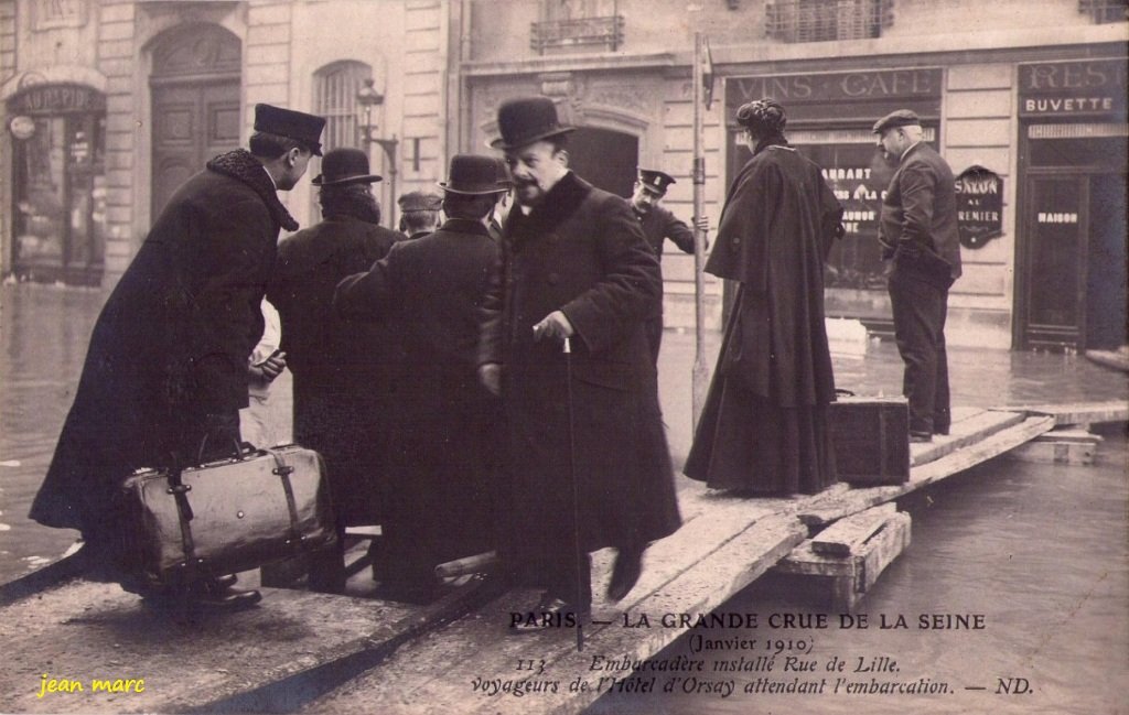 Paris - La Grande Crue de la Seine (janvier 1910) - Embarcadère installé rue de Lille.jpg