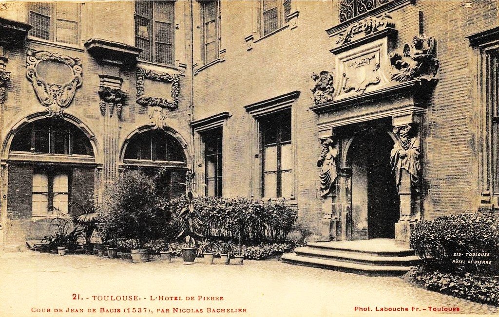 Toulouse (21) Hôtel de Pierre.jpg