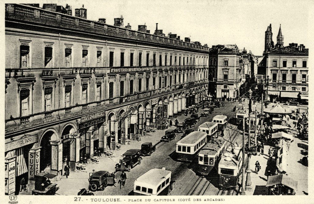Toulouse (27) Pl du Capi.jpg