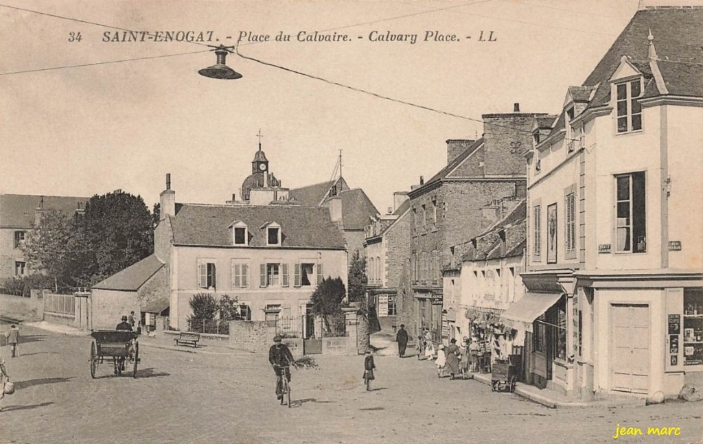 Saint-Enogat - Place du Calvaire.jpg