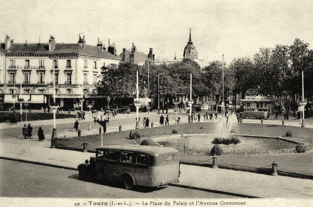 Tours 49 Pl du Palais.jpg