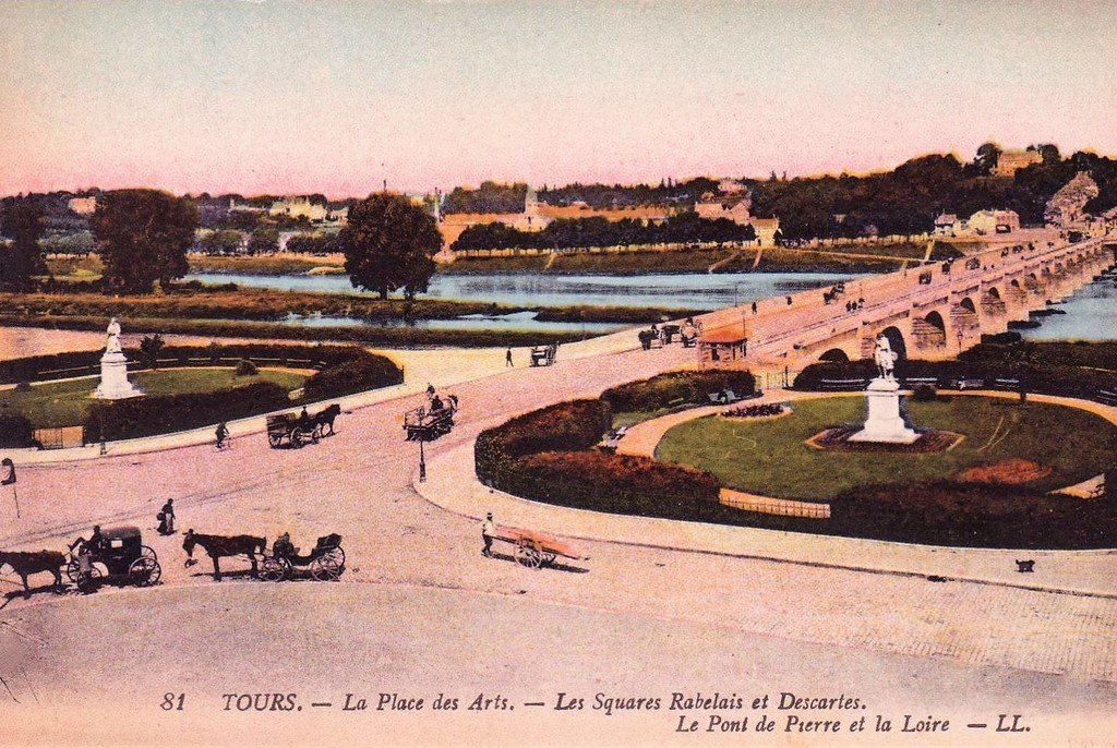 Tours 81 Place des Arts.jpg