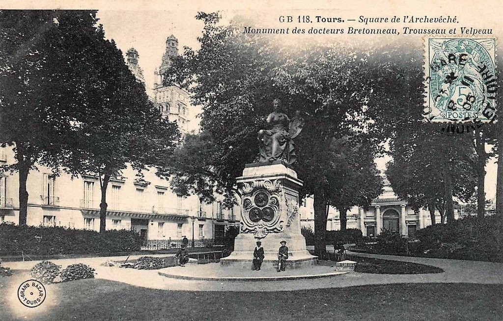 Tours 118 Square de l'Evêché.jpg