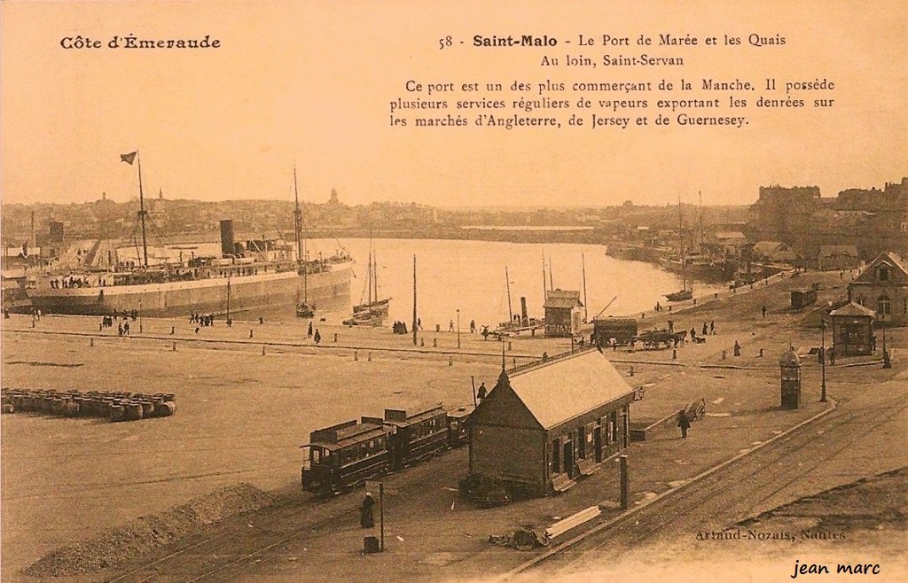 Saint-Malo - Le Port de Marée et les Quais - Au loin Saint-Servan.jpg