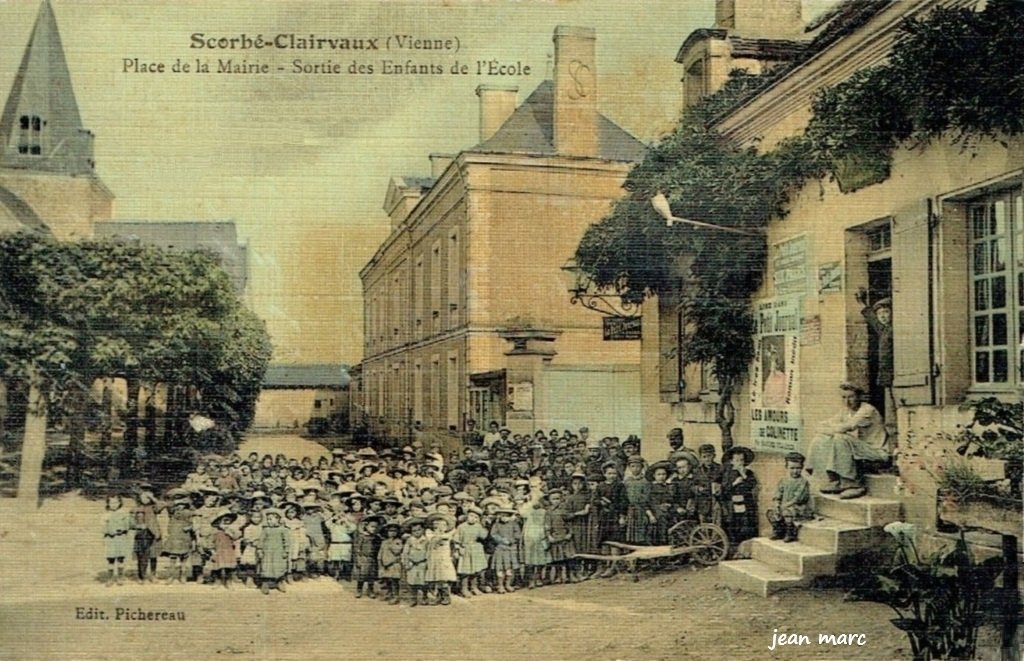 Scorbé-Clairvaux - Place de la Mairie - Sortie des Enfants de l'École.jpg