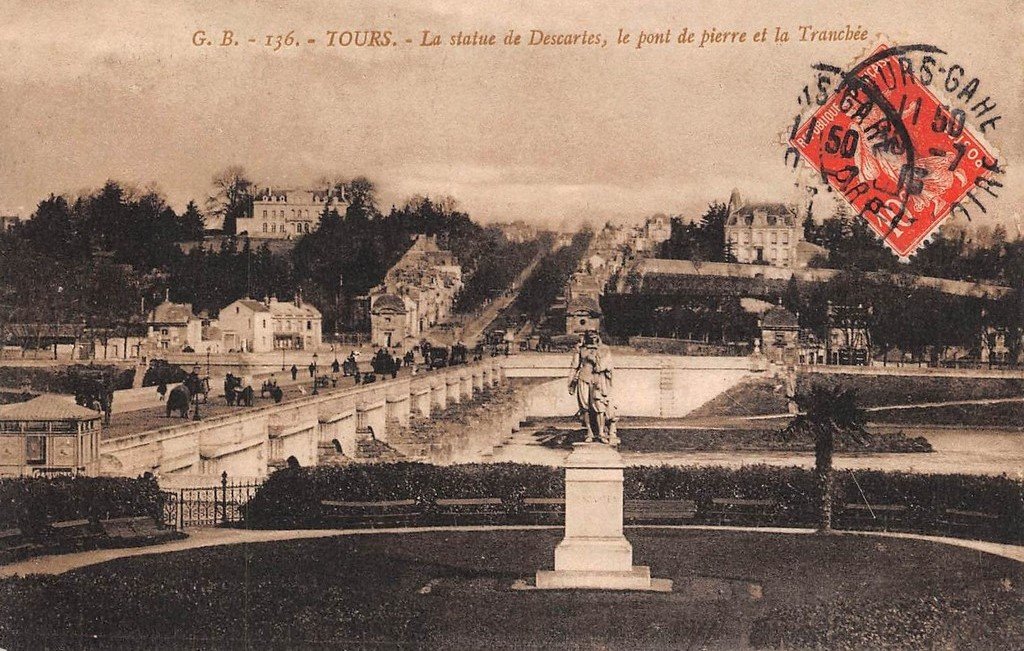 Tours 136 Statue.jpg