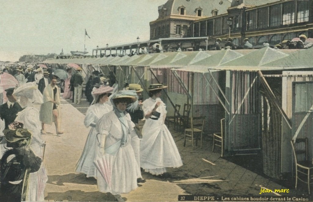 Dieppe - Les cabines boudoir devant le Casino.jpg