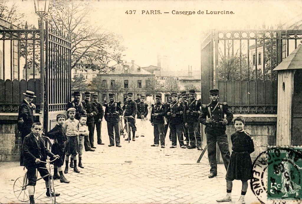 Paris Caserne Lourcine 437 13°.jpg