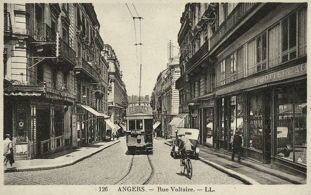 Angers 126 rue Voltaire tram.jpg