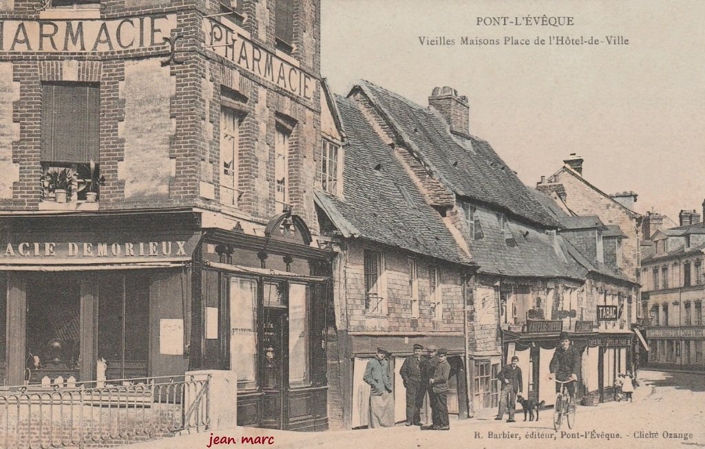 Pont-l'Évêque - Vieilles Maisons Place de l'Hôtel de Ville.jpg