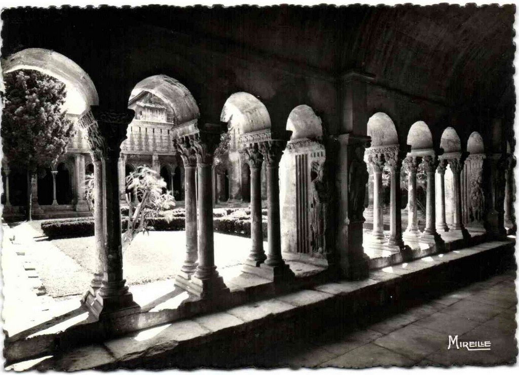 Arles 1955 le-cloitre-de-saint-trophime.jpg