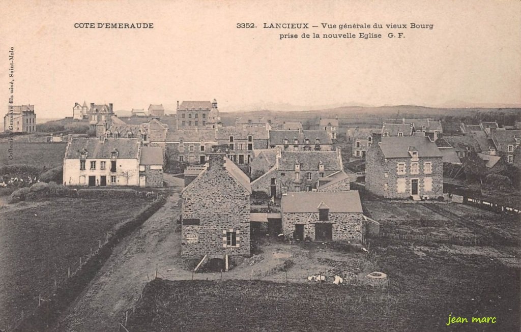 Lancieux - Vue générale du vieux Bourg prise de la nouvelle Église.jpg