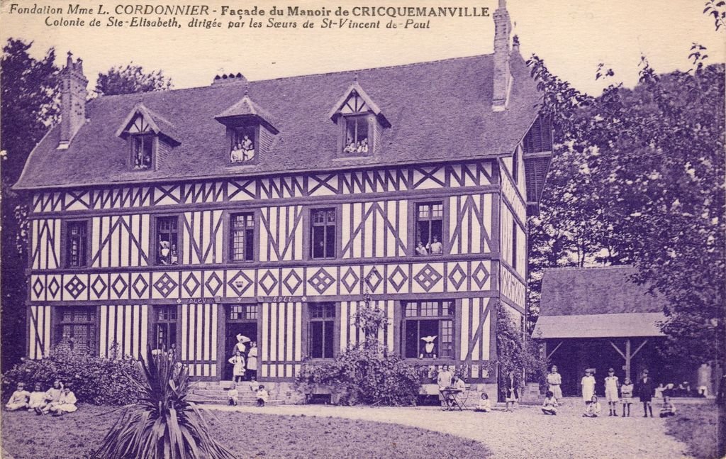 76 - SASSETOT-LE-M. - Façade du Manoir de Cricquemanville - Photo Edit. Jaouen - 16-05-26.jpg