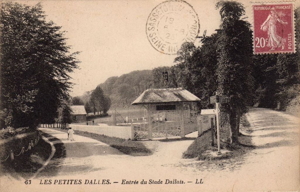 76 - LES PETITES DALLES - 63 - Entrée du Stade Dallais. - LL - 17-05-26.jpg