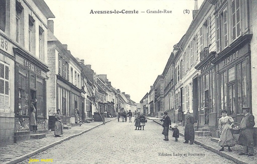 Avesnes-le-Comte - Grande rue.jpg