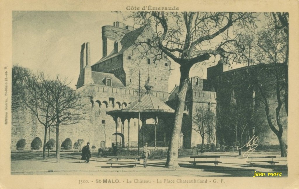 Saint-Malo - Le Château - La Place Chateaubriand.jpg