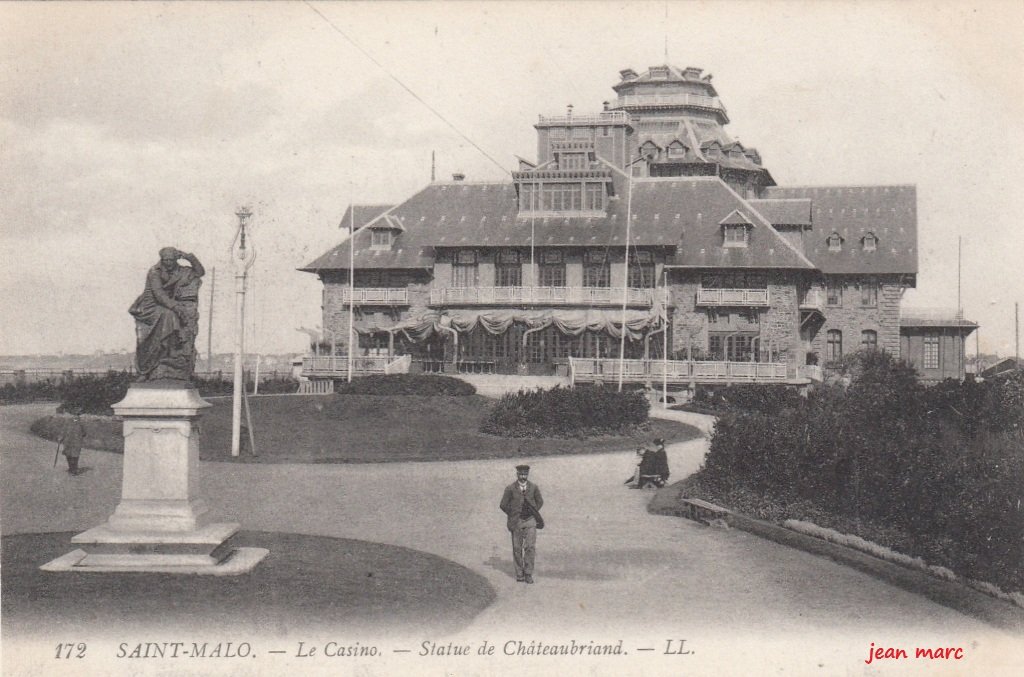 Saint-Malo - Le Casino - Statue de Châteaubriand.jpg