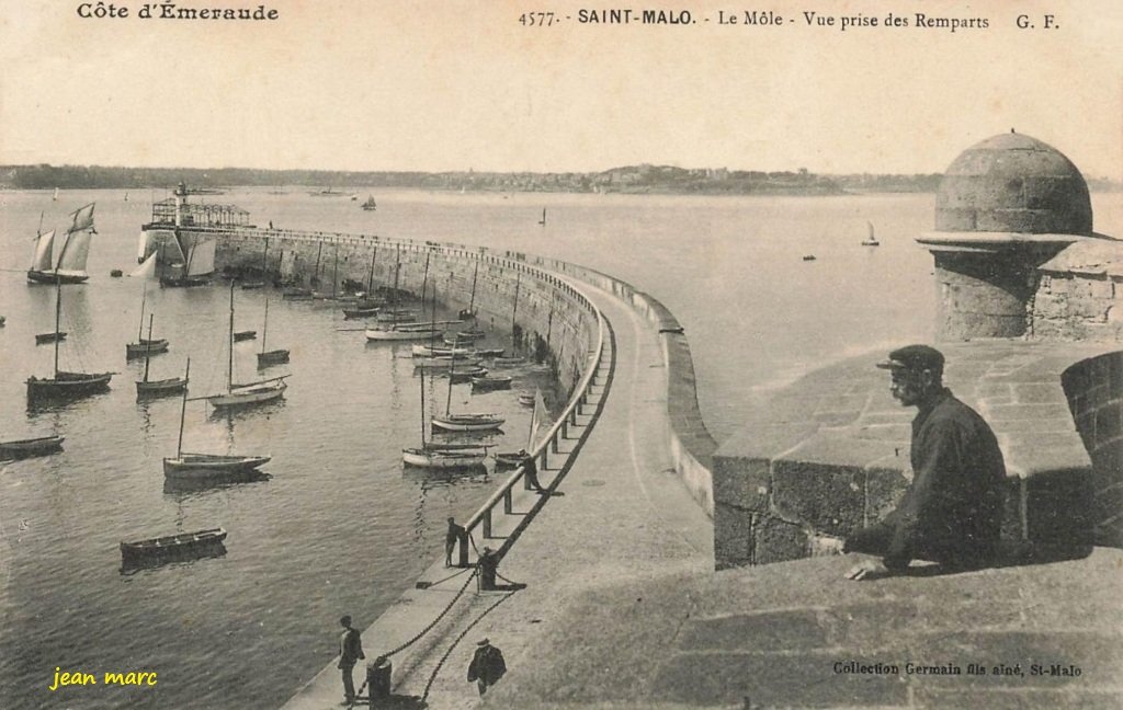 Saint-Malo – Le Môle, vue prise des Remparts.jpg