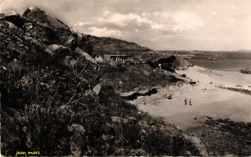 Saint-Malo - Ile de Cézembre - Ses Plages - Au loin, les Couchées.jpg