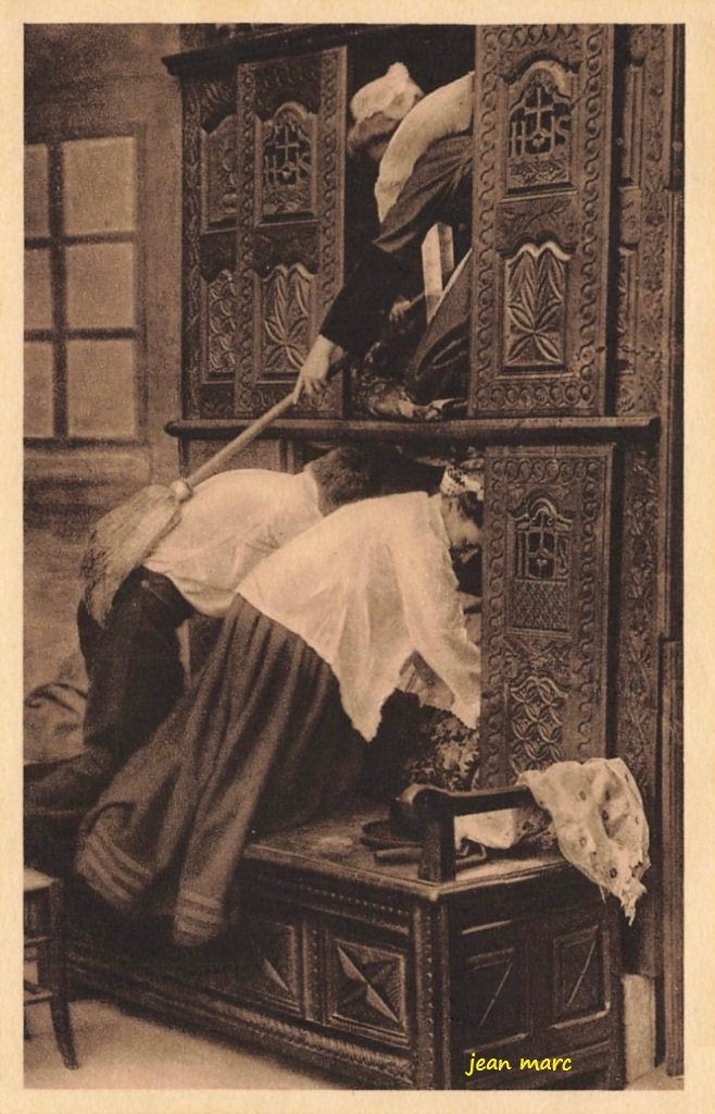 Autour du lit clos 1615 Voisine peu commode.jpg