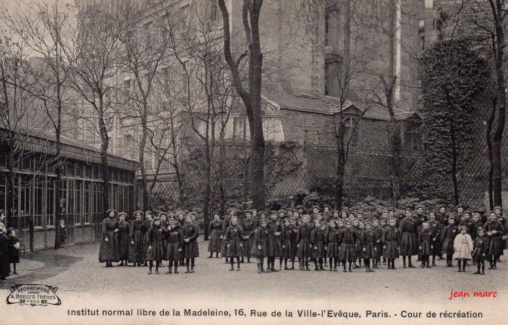 Paris VIIIe - Rue de la Ville-l'Évêque - Institut normal libre de la Madeleine - Cour de récréation.jpg
