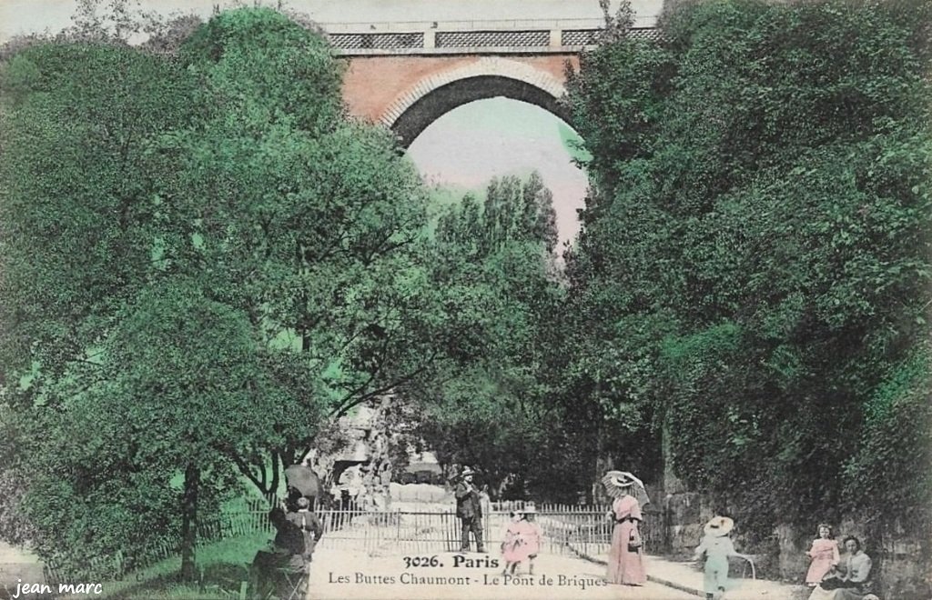 Paris - Les Buttes Chaumont - Le Pont de Briques.jpg