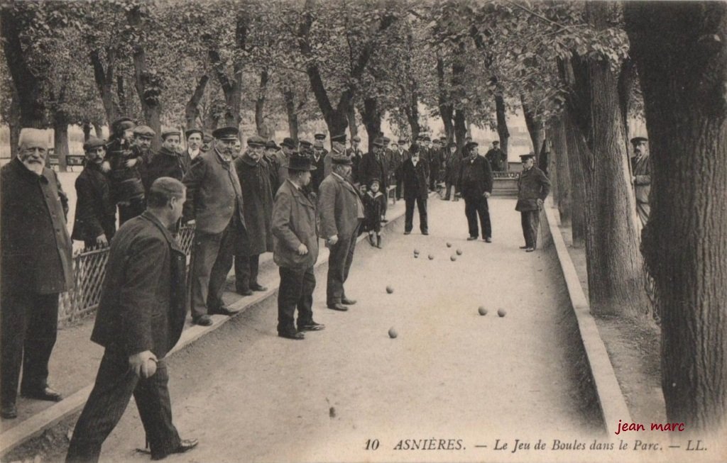 Asnières - Le Jeu de boules dans le Parc.jpg