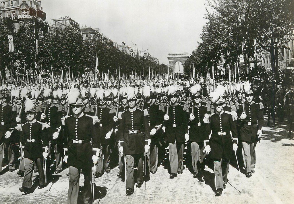 Paris Défilé des Saint-Cyriens (1955).jpg