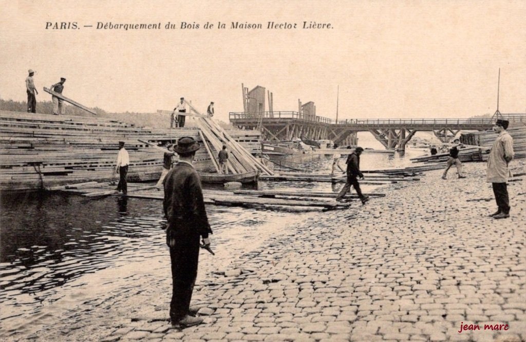 Paris XIIIe - Quai de la Gare - Débarquement du Bois de la Maison Hector Lièvre.jpg