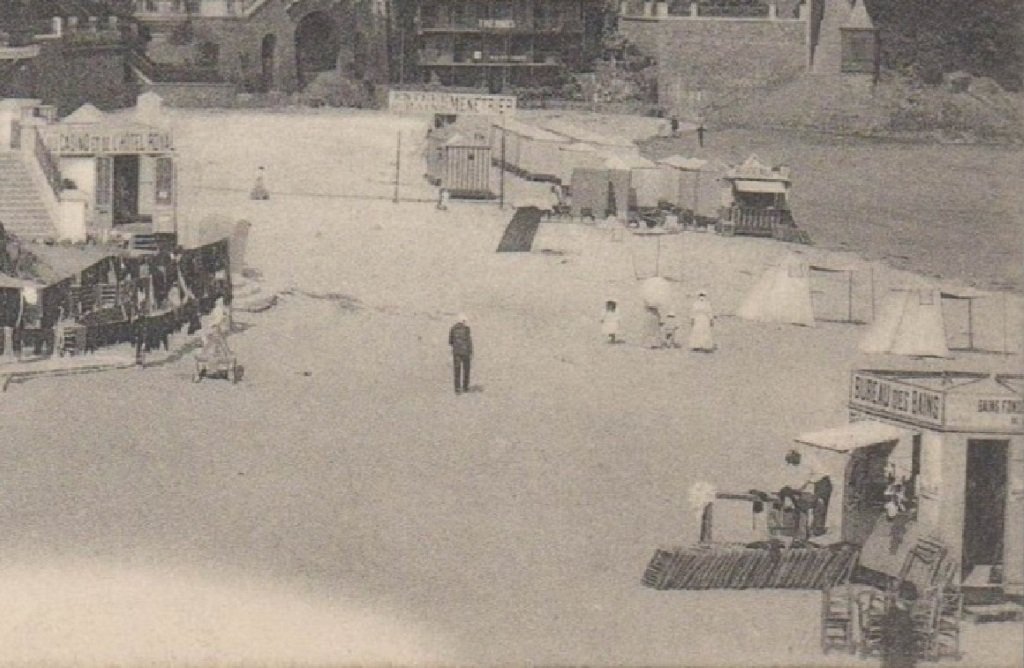 Dinard - La Plage et les Hôtels (détail bains ménétrier et autres bains).jpg