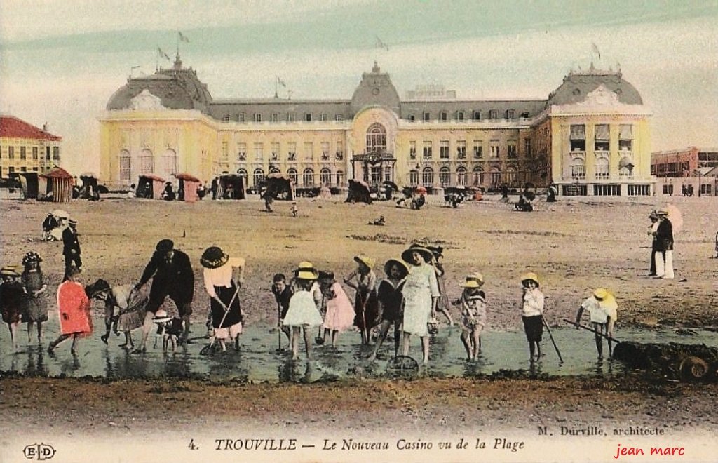 Trouville - Le nouveau casino vu de la plage.jpg