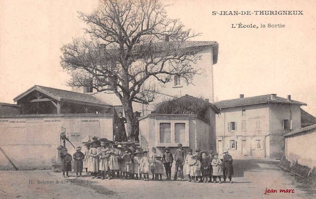 Saint-Jean-de-Thurigneux - L'École, la Sortie.jpg