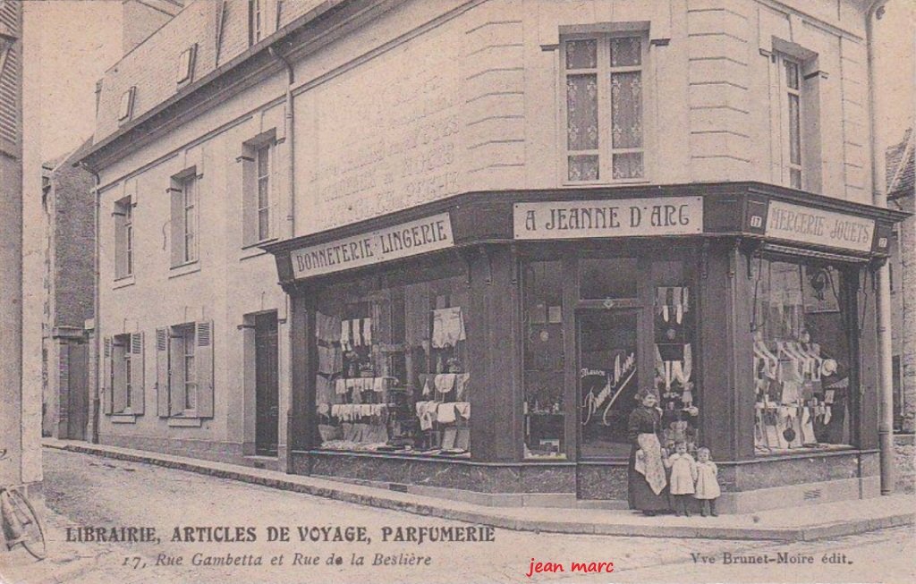 Fresnay-sur-Sarthe - Librairie bonneterie mercerie JB Brunet-Moiré 17 rue Gambetta et Rue de la Beslière (Place de l'Église).jpg