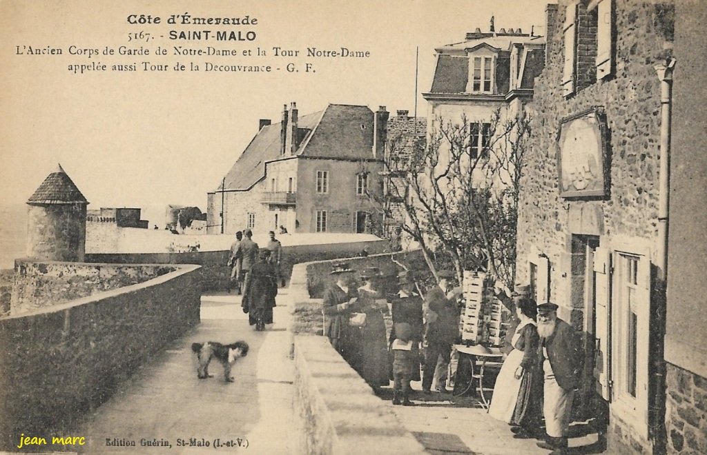 Saint-Malo – L’Ancien Corps de Garde de Notre-Dame et la Tour Notre-Dame appelée aussi Tour de la Découvrance.jpg