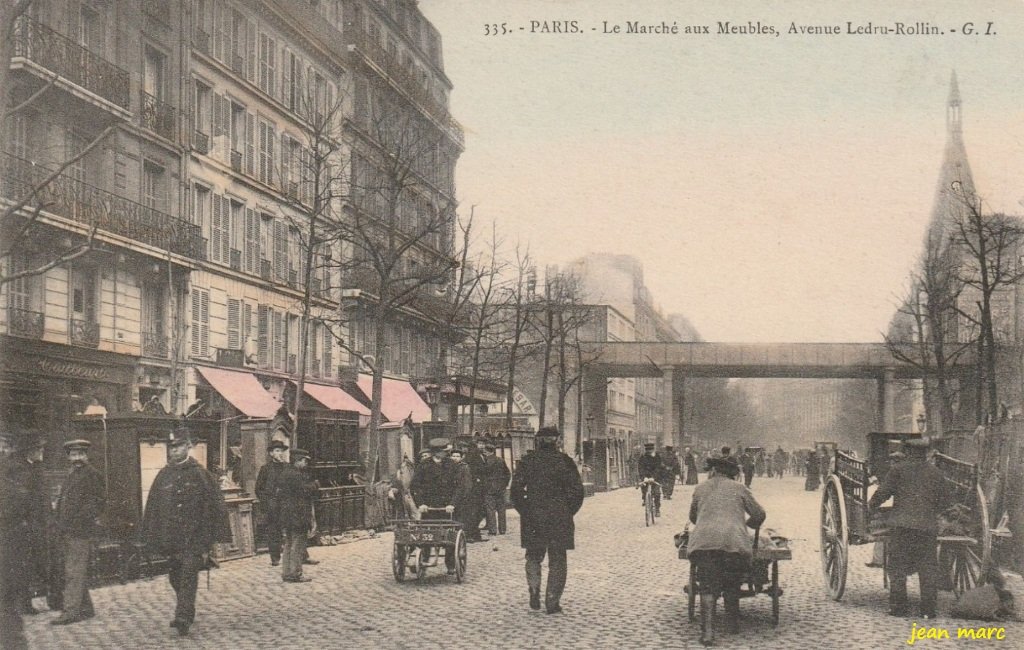 Paris XIIe - Le Marché aux meubles, avenue Ledru-Rollin.jpg